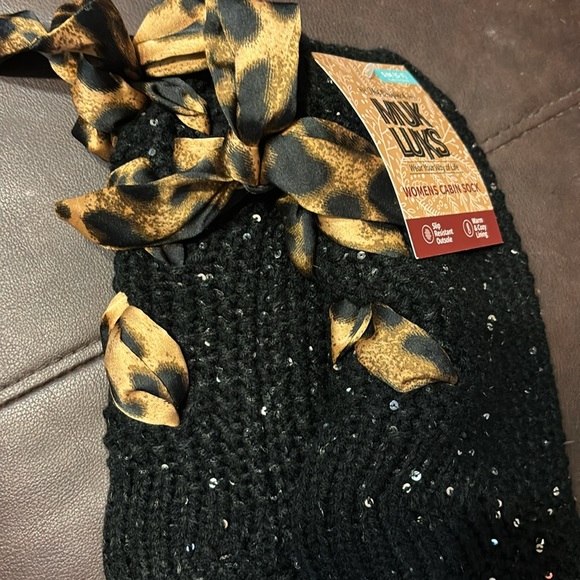 COPY - The Original MUK LUKS Women Cabin Sock W/Leopard Bows & Sequins Size S/M… - Picture 5 of 8